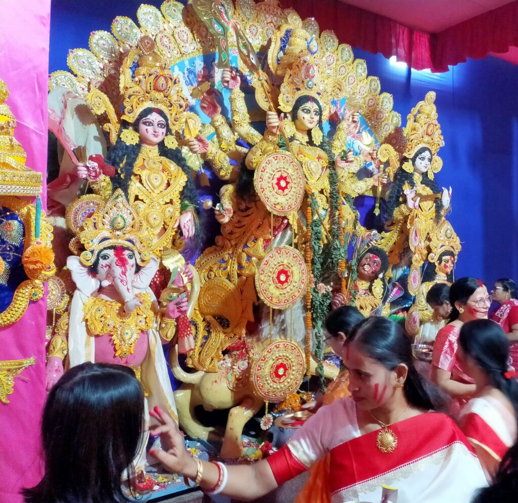 बंगाली समुदाय के लोगों ने नम आंखों से दी मां दुर्गा की विदाई, खेली सिंदूर होली उत्सव