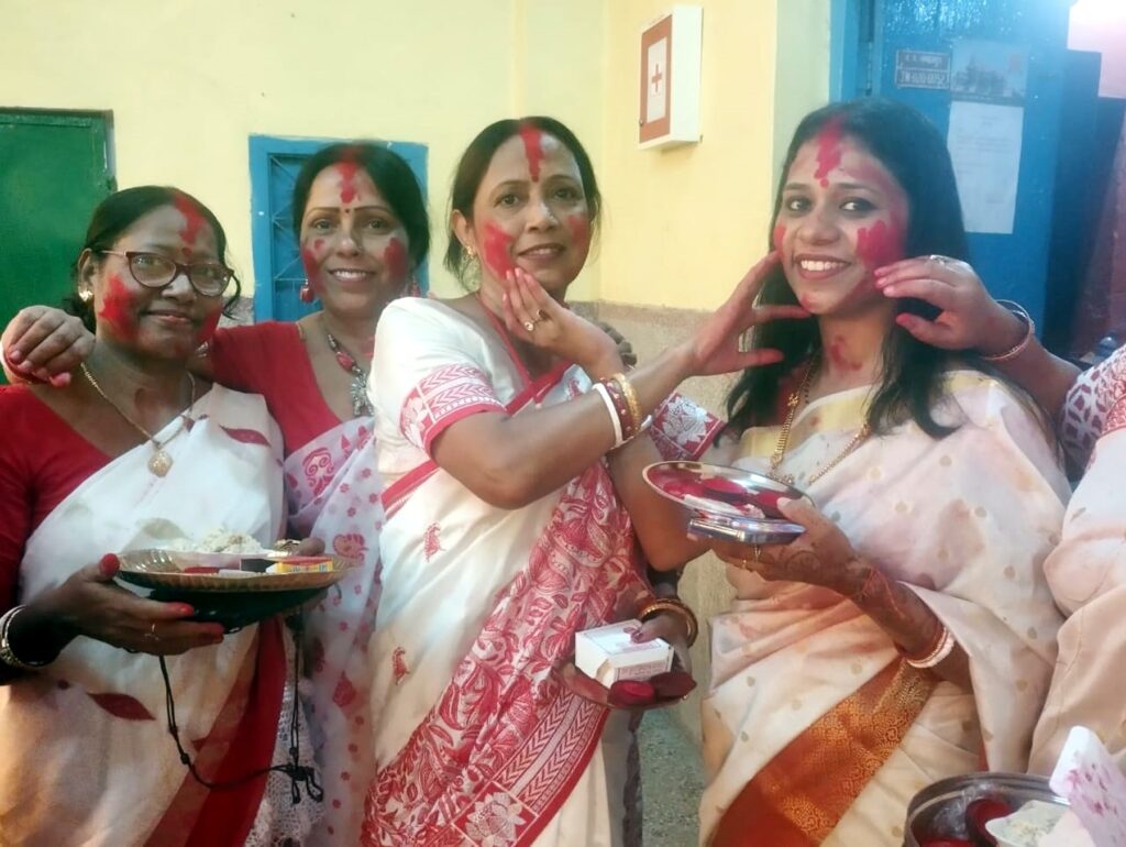 बंगाली समुदाय के लोगों ने नम आंखों से दी मां दुर्गा की विदाई, खेली सिंदूर होली उत्सव